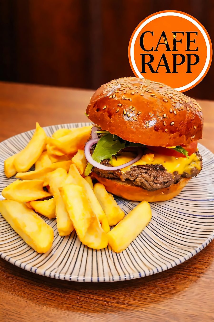 Burger maison du Café Rapp avec ses frites fraîches