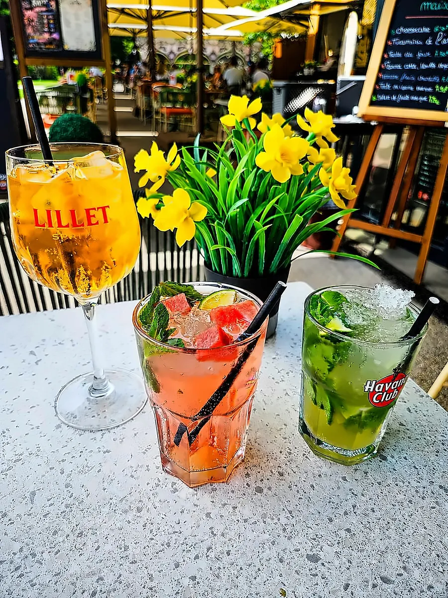 Cocktails maison du Café Rapp en terrasse