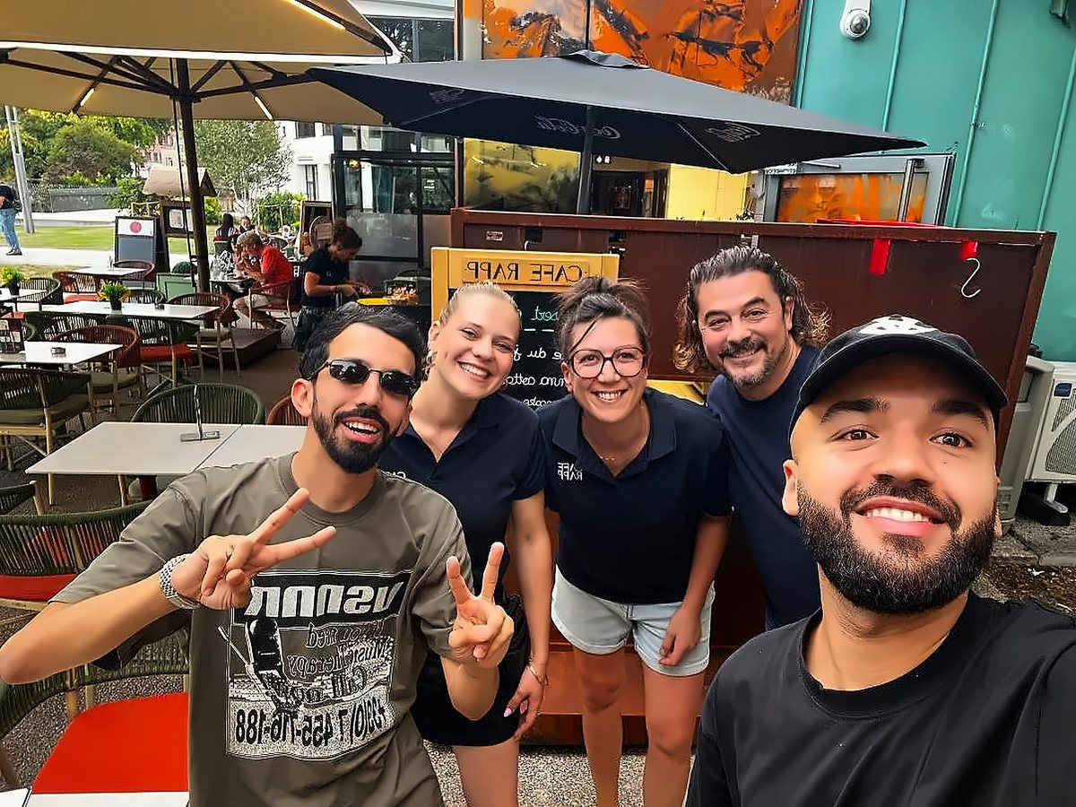 Bigflo et Oli avec l'équipe du Café Rapp en terrasse