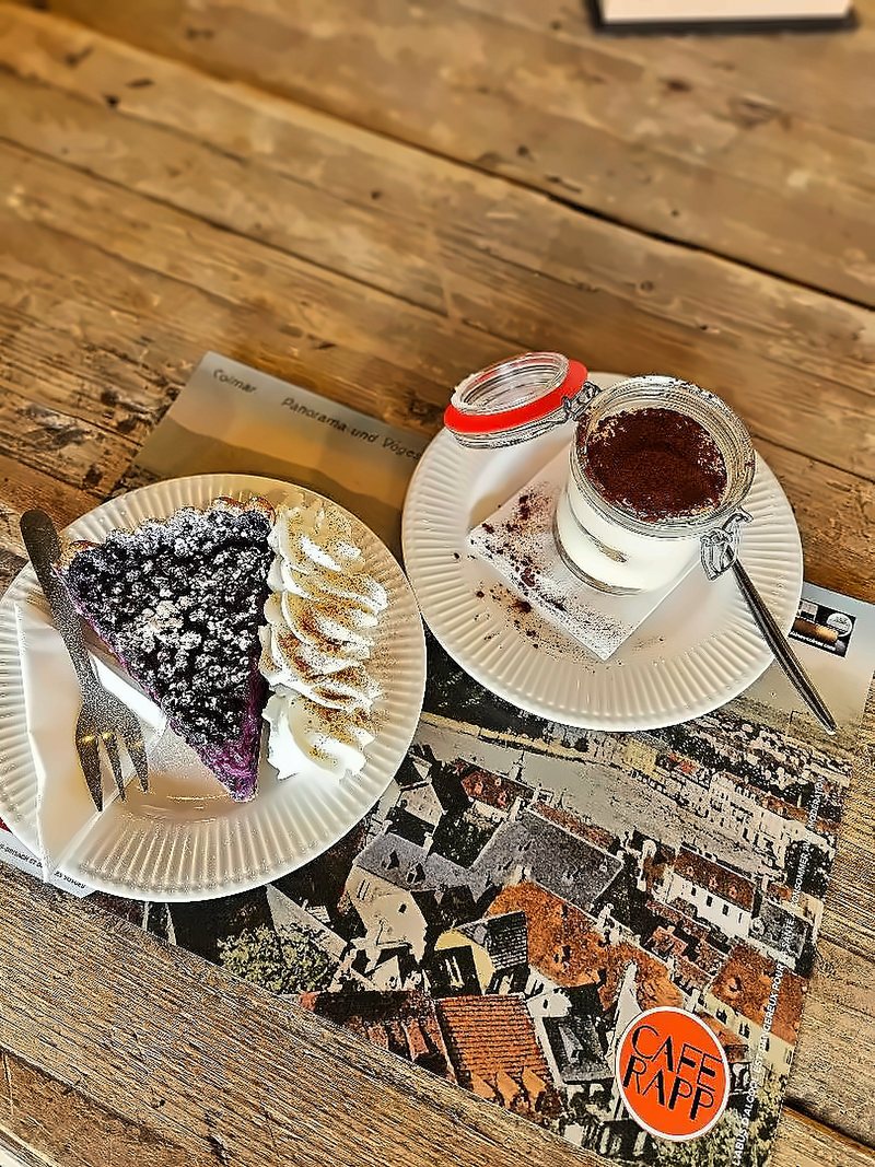 Tarte aux myrtilles et tiramisu maison du Café Rapp