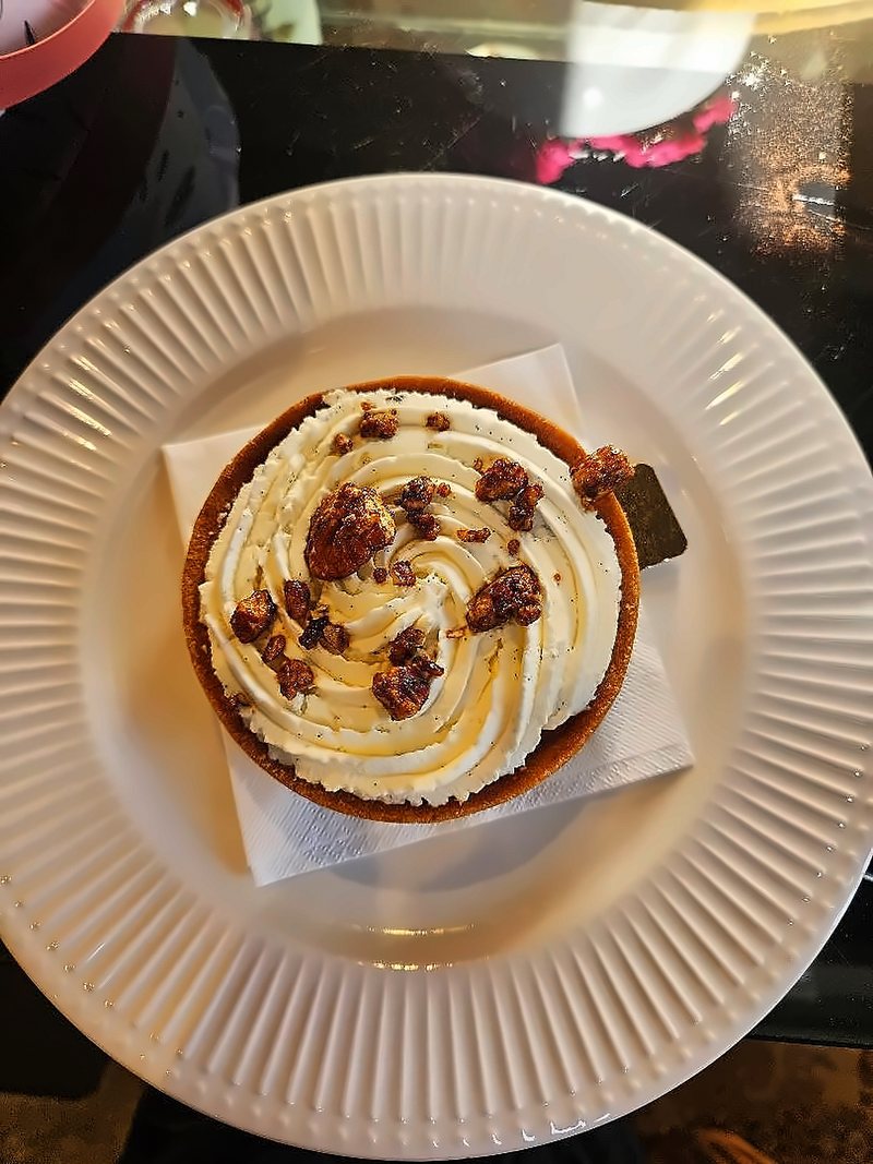 Tarte du jour à la chantilly et fruits secs caramélisés du Café Rapp