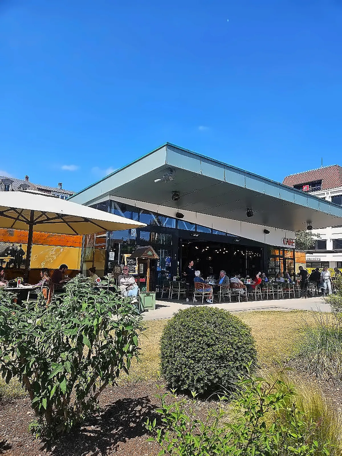Le pavillon du Restaurant Café Rapp sur la Place Rapp, terrasse animée