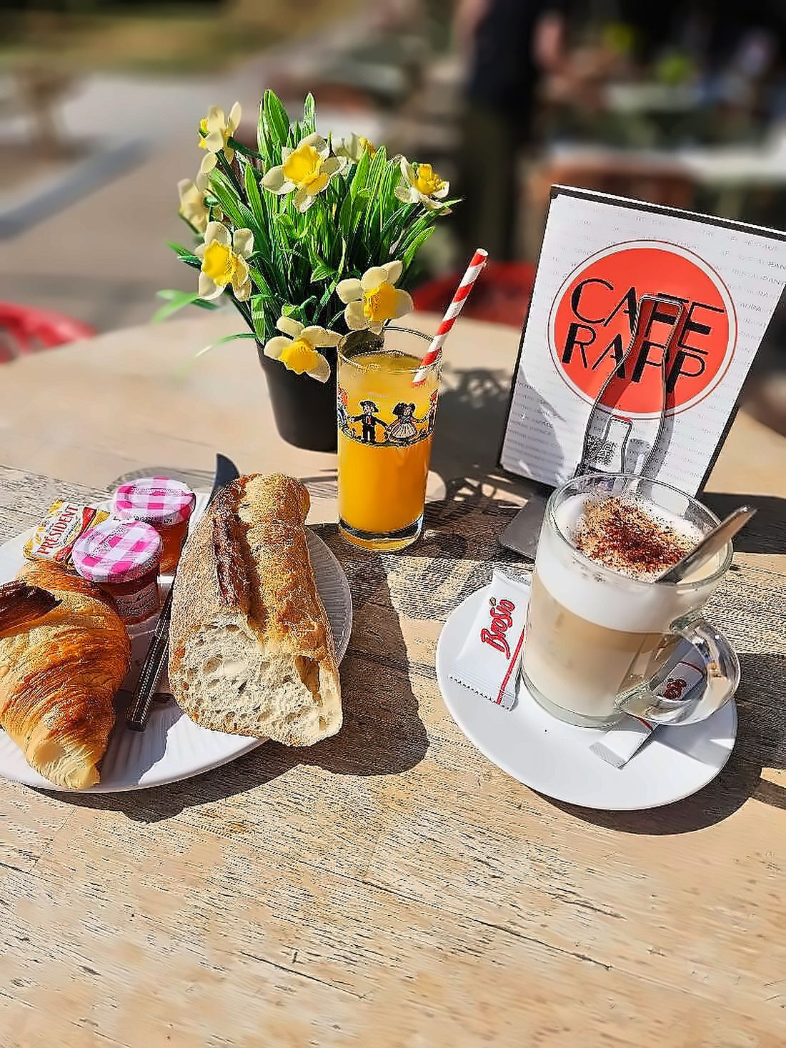 Formule petit déjeuner du Café Rapp : croissant, pain frais, confitures, jus d'orange et cappuccino en terrasse