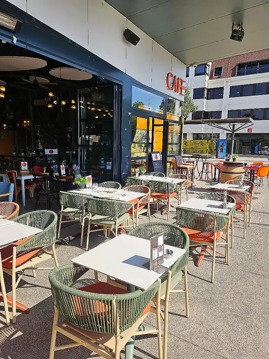 Terrasse du Café Rapp devant la baie vitrée
